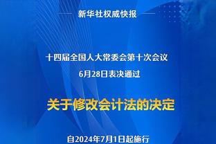 超有爱！拉塞尔赛后为一名小娃娃签名